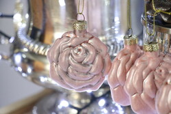 Púder rózsaszín üveg rózsa karácsonyfadísz
