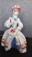Orosz porcelán hímző népviseletes női szobor, kézi festésű, 24 X 17 X 10 cm