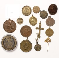 Vegyes vallási témájú lot benne medálok, kitűző, kereszt és érmék 15 db