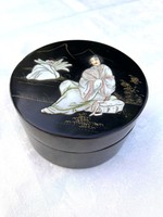 Gyönyörű dombor gésa képes fekete kerek ékszeres dobozka