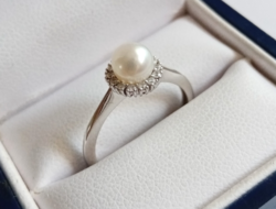 14K beautiful white gold ring with pearls