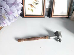 Régi, szép, fa nyelű fém gyertyakoppintó, 22 cm