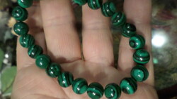 Rubber bracelet made of 7-8 mm malachite beads.