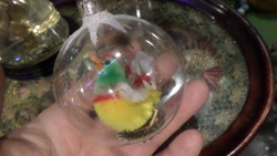 Retro , üveg karácsonyfadísz alapvetően jó állapotban  . Kb 6 cm-es , benne zsenília madárka .