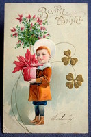 Antik dombornyomott Újévi üdvözlő képeslap - kisfiú, arany 4levelű lóhere 1905ből