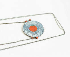 Retro nyaklánc zománcozott fém medállal - mid-century modern design, vintage ékszer, nyakék, medál