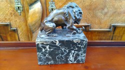 Lion with snake / plastic sculpture