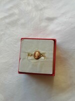 18-karat gold cameo-decorated ring