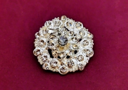 Clear crystal flower brooch with silver-plated socket 7