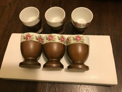 Set of 6 egg trays with porcelain insert and wooden base. In undamaged condition. 6.5 cm high