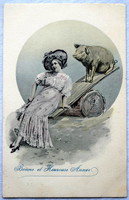 Antik humoros grafikus Újévi üdvözlő képeslap - molett hölgy és malac  1910ből