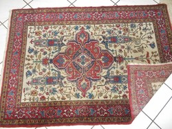 Jelzett perzsa szőnyeg