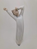 Lladro spanyol porcelán figura fiú hálóingben ásítozik 21cm