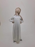 Lladro porcelán figura lány hálóingben 21cm javitott
