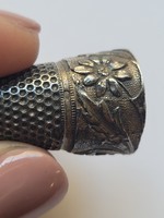 Art Nouveau silver thimble with daisies, flower motif with Hungarian silver mark, gilded on the inside!