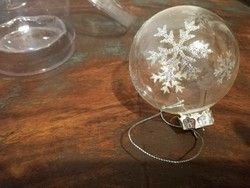 Átlátszó üveggömb karácsonyfa dísz ezüst hópehely mintával