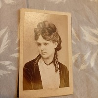 19.századi fotó egy fiatal hölgyről