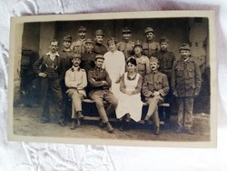 Injured soldiers and nurses in Sibiu 1918. /150/