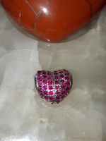 Rubin kövekkel díszített szív alakú ezüst charm - karkötőre