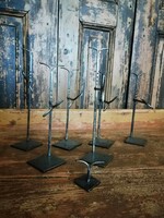 Antik ékszerbolti kirakati támaszok, tartók, termék kínálók, régi bolti kellékek, kovácsolt LEÁRAZVA