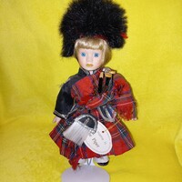 "The Piper " ,Leonardo Kollekció, skót népviseletben, porcelán baba..Vintage baba
