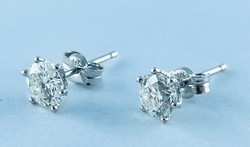 White gold earrings, 2 in total approx. With a 1.1 ct natural, flawless brilliant diamond