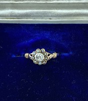 Old 14 carat gold artdeco ring with pearls and a diamond in the middle!