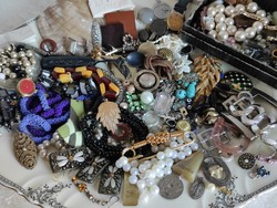 For jewelry makers, a huge package of pearls, cuffs, chains, earrings, brooches, pendants, clasps, watches, bracelets, etc.