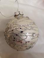 Üveg karácsonyfadísz csillogó gömb