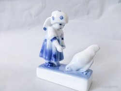Zsolnay porcelán Annuska,kék festéses tyúkot etető