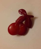 Bájos műanyag cseresznyét ábrázoló bross (nem bakelit)