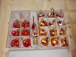 Kisméretű üveg karácsonyfadísz csomag dobozában