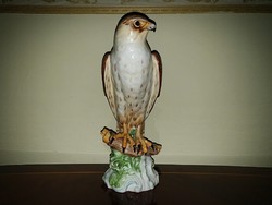 Makulátlan Herendi sólyom madár a faágon figura