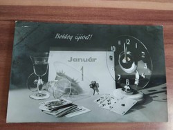 Régi ÚJÉVI képeslap, fekete-fehér, bélyegzés: "Vídám színpad", 1962-ből
