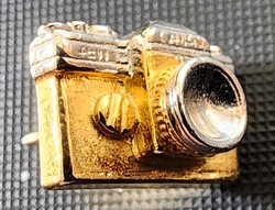 Canon camera camera camera photographer badge brooch gilded detail rich