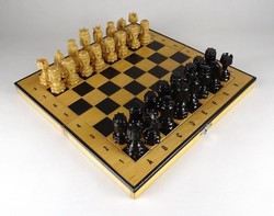 1P770 flawless chess set in wooden box 32.5 X 32.5 Cm