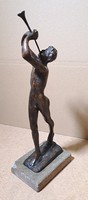 Férfi akt kürttel (bronz szobor) kürtös ifjú, zenész