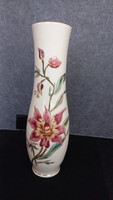 Zsolnay halvány krémszínű porcelán váza, kézi festésű, orchidea mintás, aranyozott