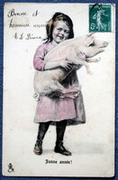 Antik Újévi grafikus üdvözlő  képeslap - nevető kisleány malaccal  1909ből