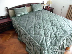 Thick bedspread + 2 pillows (190x160 + 45cm, brand new, double bed)
