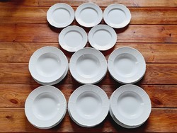 Herendi jellegű kosárfonott szélű fehér porcelán tányérok, 17 db egyben