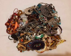 More than 3.5 kg of used and damaged jewelry for creative purposes
