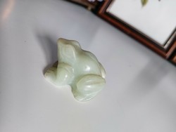 Carved green jade (?) Frog figurine