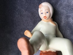 Szánkózó kislány - aquincumi régi porcelán figura