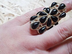 Hatalmas fekete kövekkel díszített bizsu gyűrű