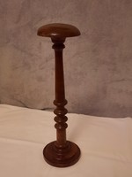 Hitchhiking tree, standing 27 cm high with a 9 cm diameter base and a 7.5 cm head