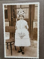 Little girl from Sióagárd in folk costume for sacrifice? Photo, Borgula Szekszárd