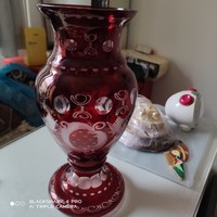 Csiszolt bordó üveg váza