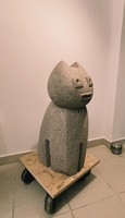 Modern design. Zámbó Attila képzőművész 100-120kg-os vöröskő macska szobrát bel és kültérbe ajánlom.