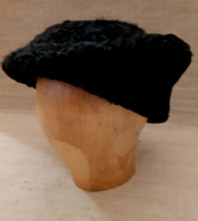 Szép állapotú fekete báránybőr férfi sapka
